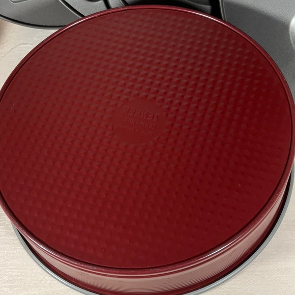 10 1/2” Spring Form Cake Pan with 5 interchangeable bottom designs - Picture 3 of 10